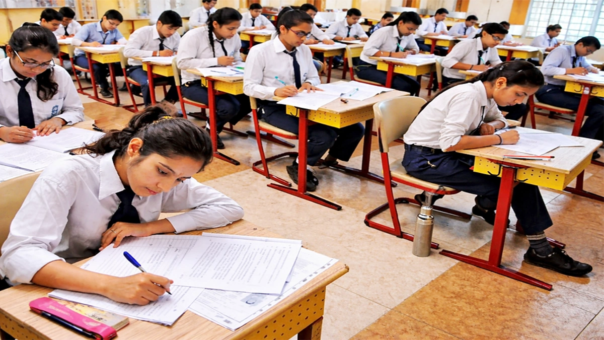 CBSE 10 மற்றும் 12ஆம் வகுப்பு மாணவர்கள் வகுப்பறையில் பொதுத்தேர்வு எழுதும் காட்சி